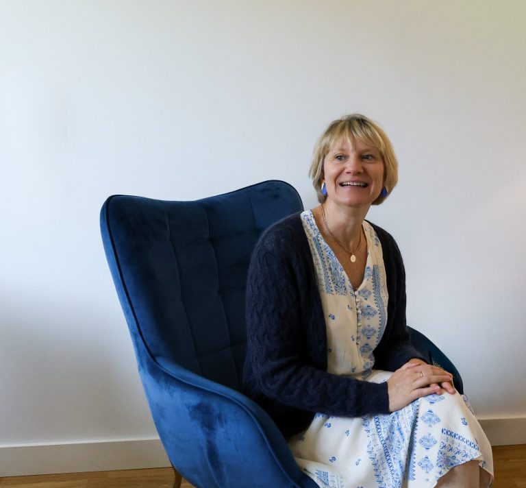 magali assise dans le fauteuil de consultation